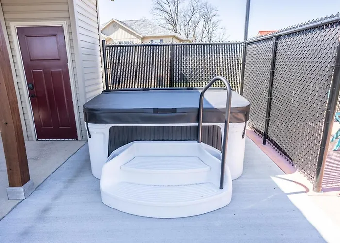 Tiny Home With Hot Tub Near Ft Leonard Wood!