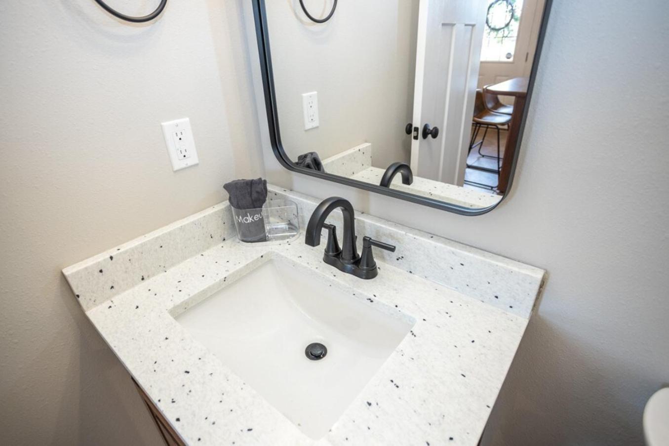 Hébergement de vacances Tiny With Hot Tub Near Ft Leonard Wood! Waynesville