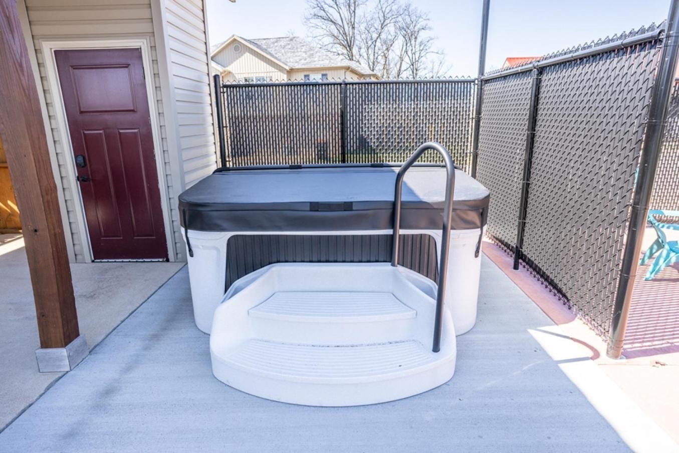 Hébergement de vacances Tiny With Hot Tub Near Ft Leonard Wood! *